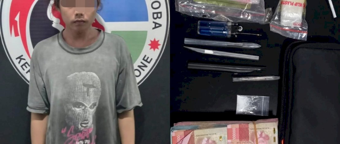 Tersangka AC alias H (21) yang diduga melakukan perdagangan narkotika jenis Sabu bersama barang bukti saat diamankan pihak kepolisian