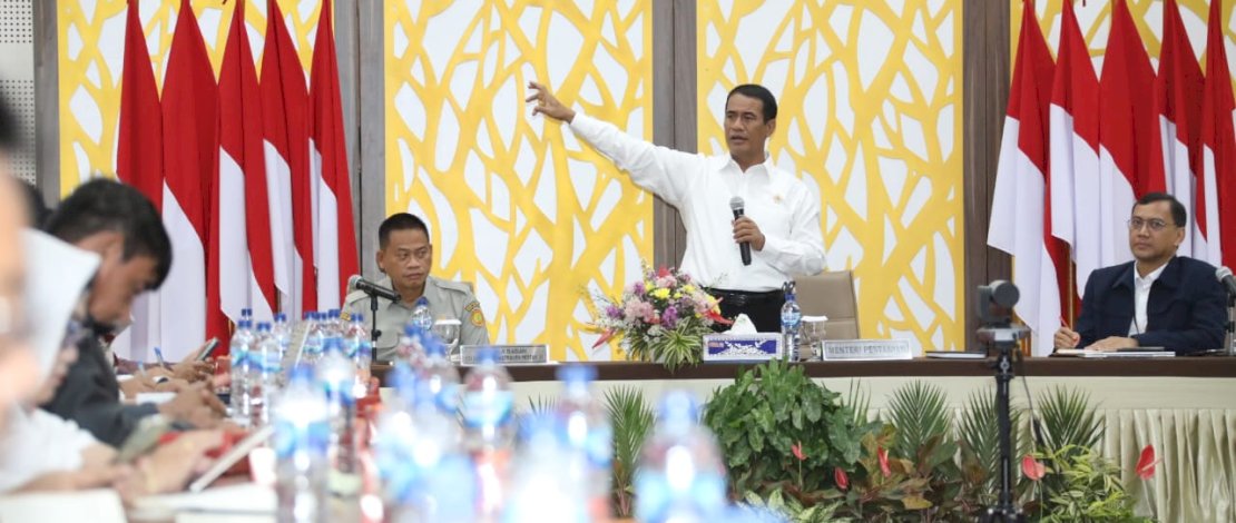 Mentan Amran dalam kegiatan sinergi dan kolaborasi Kementan-BRIN untuk mendukung program strategis pembangunan pertanian di Auditorium Utama Sadikin Sumintawikarta, Kota Bogor, Jawa Barat, Senin, 19 Februari 2024. Mentan Amran dalam kegiatan sinergi dan kolaborasi Kementan-BRIN untuk mendukung program strategis pembangunan pertanian di Auditorium Utama Sadikin Sumintawikarta, Kota Bogor, Jawa Barat, Senin, 19 Februari 2024.