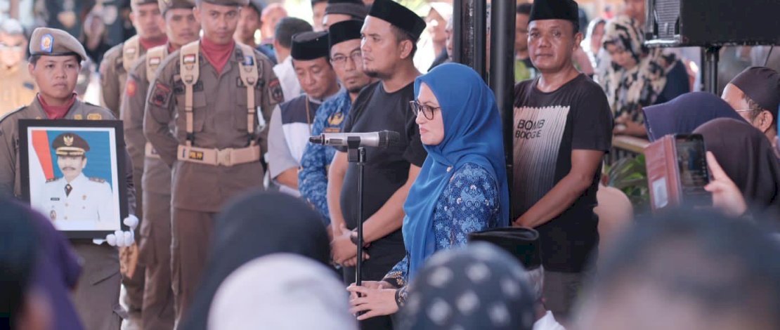 Bupati Luwu Utara, Indah Putri Indriani, memimpin upacara pelepasan jenazah mantan Wakil Bupati Muhammad Thahar Rum, Senin, 19 Februari 2024, di kediaman almarhum, di Desa Marobo, Kecamatan Sabbang.
