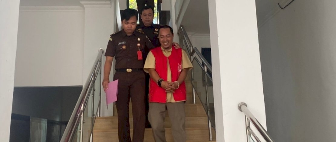 Tersangka penggelapan pajak, MJ, saat digelandang aparat kejaksaan, Senin, 19 Februari 2024. Tersangka penggelapan pajak, MJ, saat digelandang aparat kejaksaan, Senin, 19 Februari 2024.