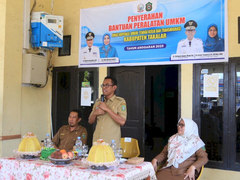 Majukan UMKM, Pj Bupati Takalar Serahkan Bantuan Fasilitas Peralatan Unit Usaha 