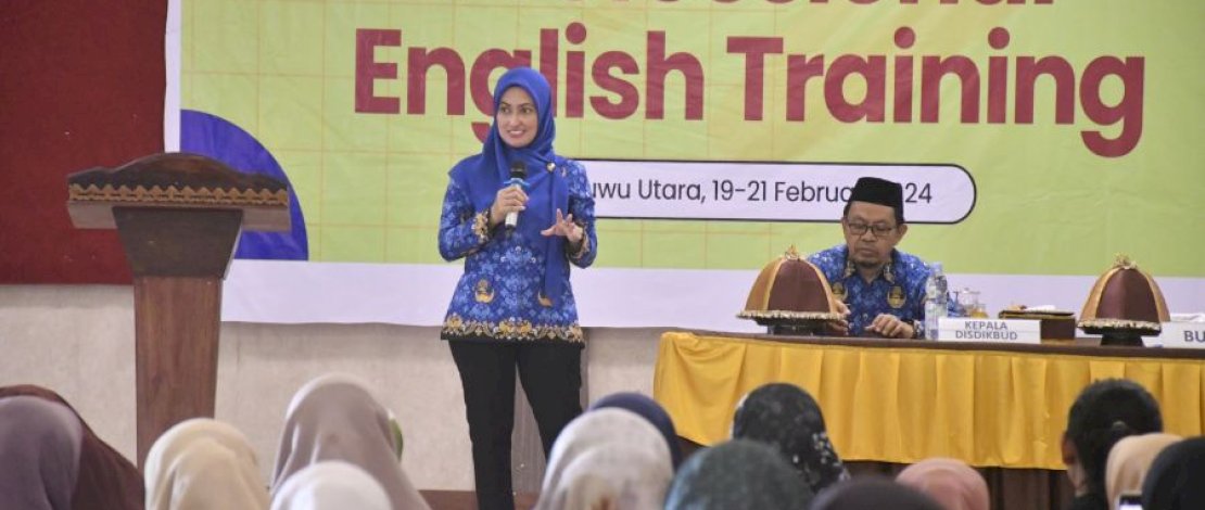 Bupati Luwu Utara, Indah Putri Indriani, membuka Professional English Training dan Adiresy Matematika Smart Indonesia, yang dilaksanakan di Aula Hotel Bukit Indah Masamba, Selasa, 20 Februari 2024.