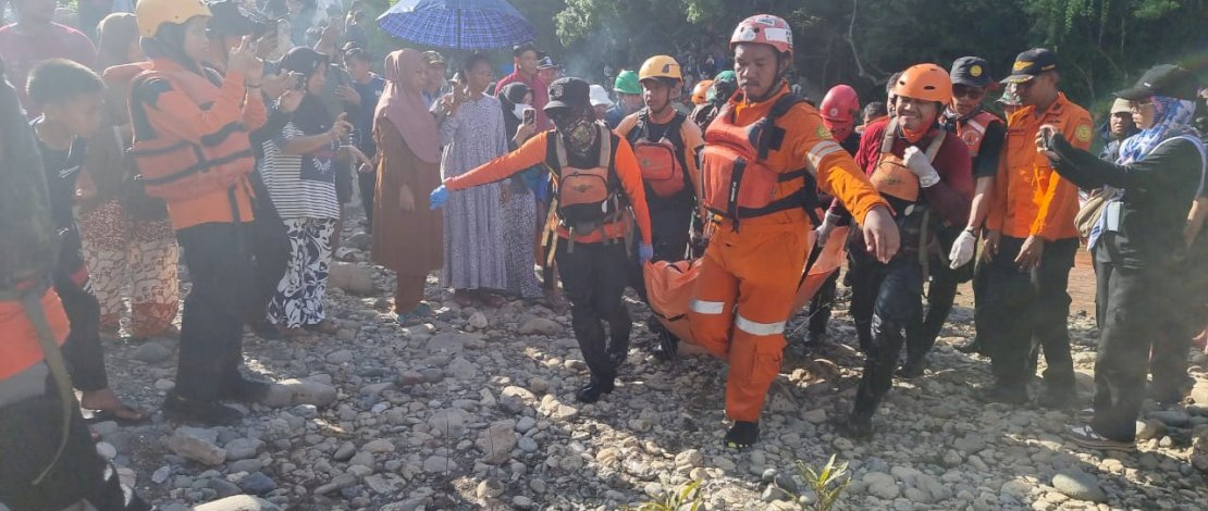 Proses pencarian Faiz (13 tahun), yang dilaporkan tenggelam saat memancing di Sungai Tabo-tabo, Kecamatan Bungoro, Kabupaten Pangkep, ditemukan dalam pencarian hari kedua.