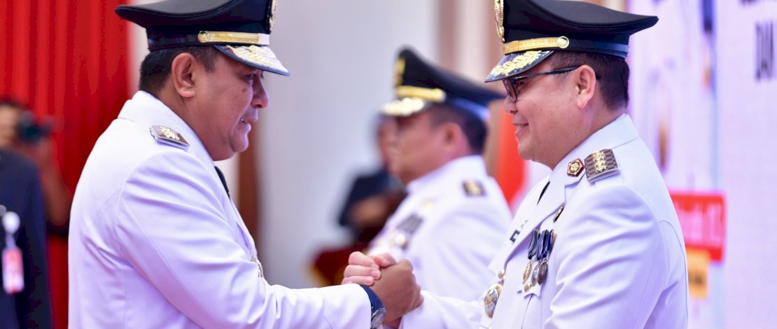 Penjabat (Pj) Gubernur Sulawesi Selatan Bahtiar Baharuddin mengambil sumpah jabatan dan pelantikan Penjabat Bupati Luwu dan Penjabat Bupati Wajo, di Baruga Tudang Sipulung, Rabu, 21 Februari 2024.