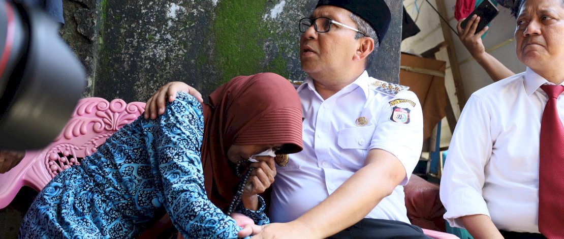 Tangis Harianti, ibunda almarhum Muh Fahriansyah (26 tahun), petugas KPPS yang meninggal dunia saat bertugas pecah di pelukan Wali Kota Makassar Moh Ramdhan Pomanto. 