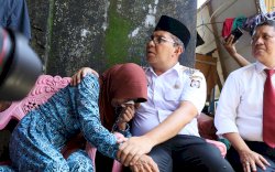 Tangis Ibunda Fahriansyah Petugas KPPS yang Meninggal Pecah di Pelukan Danny Pomanto
