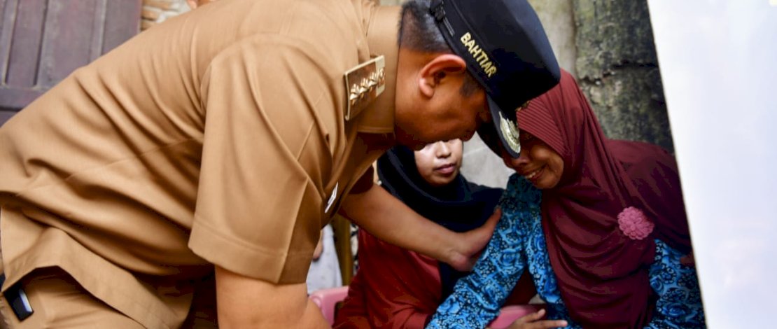 Penjabat Gubernur Sulsel, Bahtiar Baharuddin, mendatangi kediaman almarhum serta menyampaikan rasa duka kepada keluarga korban.