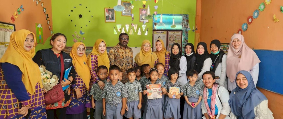 Bunda PAUD Kabupaten Takalar, Sri Astuti Thamrin, mendampingi Deputi UNICEF Indonesia, Jean Lokenga, melakukan kunjungan ke TK Pertiwi Galesong dan Kantor Desa Galesong Baru, Kecamatan Galesong, Rabu, 21 Februari 2024.