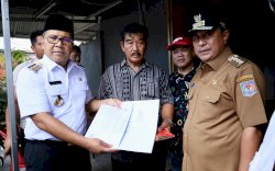 Danny Pomanto Serahkan Akta Kematian dan KK Baru Keluarga Petugas KPPS yang Meninggal Dunia