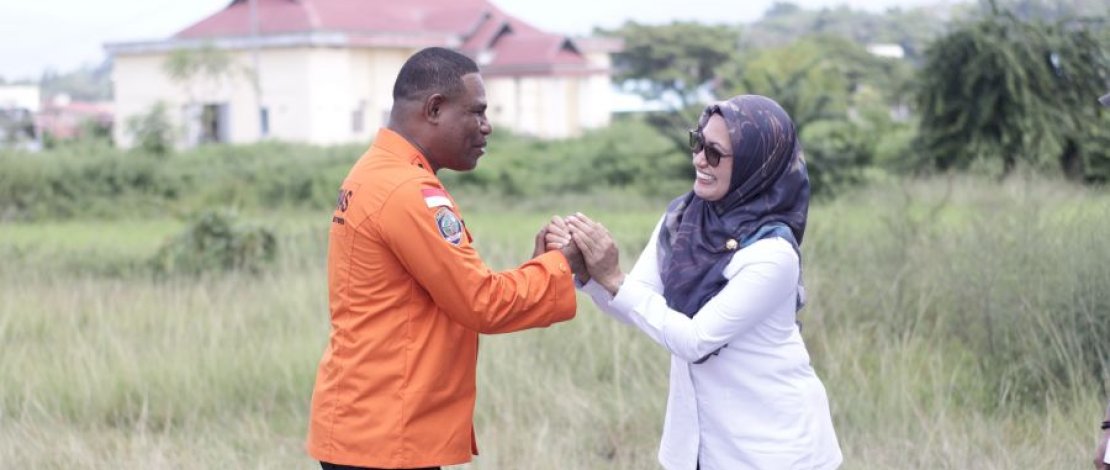 Bupati Luwu Utara, Indah Putri Indriani bersama Kepala Basarnas Sulsel, Mexi Bekabe usai meninjau lahan yang dihibahkan. Bupati Luwu Utara, Indah Putri Indriani bersama Kepala Basarnas Sulsel, Mexi Bekabe usai meninjau lahan yang dihibahkan.