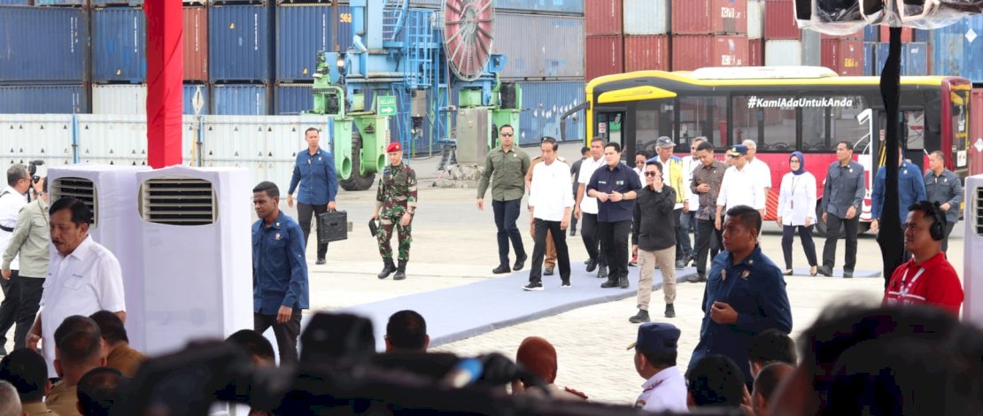 Presiden Joko Widodo dan rombongan tiba di lokasi peresmian Makassar New Port dengan menggunakan transportasi umum Teman Bus , Kamis 22 Februari 2024.