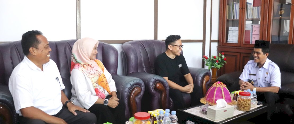 Wakil Bupati Kepulauan Selayar, Saiful Arif, menerima kunjungan Tim United States Agency for International Development (USAID) melalui program Tata Kelola Pemerintahan yang Efektif, Efisien, dan Kuat (ERAT) yang dikenal dengan USAID ERAT, di Ruang Kerjanya, Rabu, 21 Februari 2024. Wakil Bupati Kepulauan Selayar, Saiful Arif, menerima kunjungan Tim United States Agency for International Development (USAID) melalui program Tata Kelola Pemerintahan yang Efektif, Efisien, dan Kuat (ERAT) yang dikenal dengan USAID ERAT, di Ruang Kerjanya, Rabu, 21 Februari 2024.