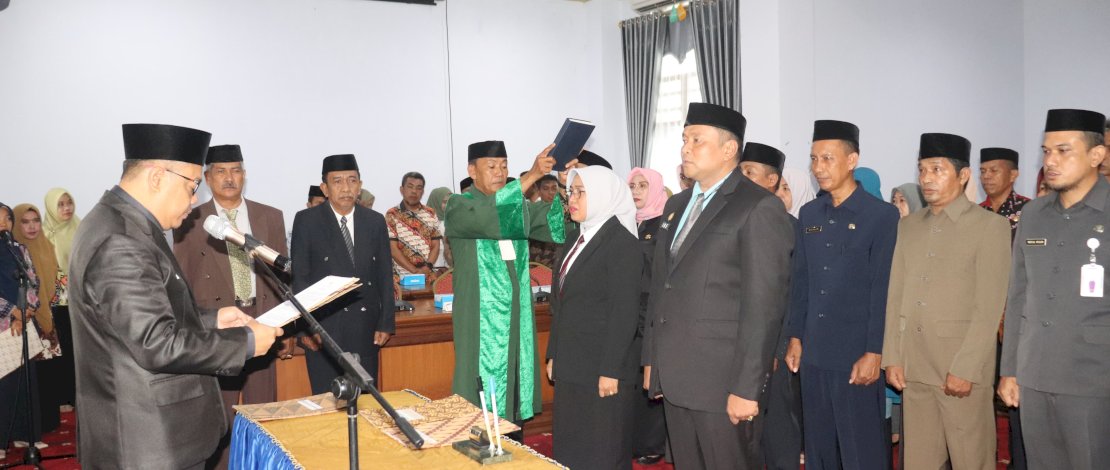 Sekretaris Daerah Kabupaten Kepulauan Selayar Mesdiyono, secara resmi melantik dan mengambil sumpah jabatan 2 Pejabat Pimpinan Pratama dan 14 Pejabat Administrator, bertempat di Ruang Rapat Pimpinan Kantor Bupati, Kamis, 22 Februari 2024. Sekretaris Daerah Kabupaten Kepulauan Selayar Mesdiyono, secara resmi melantik dan mengambil sumpah jabatan 2 Pejabat Pimpinan Pratama dan 14 Pejabat Administrator, bertempat di Ruang Rapat Pimpinan Kantor Bupati, Kamis, 22 Februari 2024.