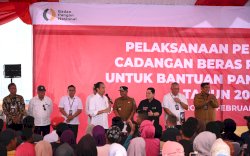 Presiden Jokowi Bagikan Bantuan Pangan kepada 1.000 KPM di Maros