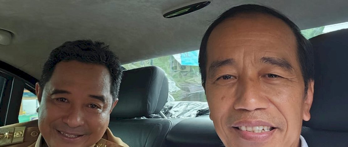 Beredar foto selfie Jokowi  bersama Bahtiar, yang sempat viral saat di atas mobil kepresidenan.