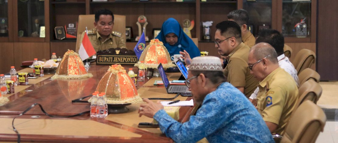 Penjabat Bupati Jeneponto, Junaedi Bakri, didampingi Ketua Tim Penggerak PKK Sumiati Junaedi dan Sekretaris Daerah Kabupaten Jeneponto Arifin Nur, memimpin Rapat Koordinasi Tim Percepatan Penurunan Stunting (TPPS) Kabupaten Jeneponto, di Ruang Rapat Bupati, baru-baru ini. Penjabat Bupati Jeneponto, Junaedi Bakri, didampingi Ketua Tim Penggerak PKK Sumiati Junaedi dan Sekretaris Daerah Kabupaten Jeneponto Arifin Nur, memimpin Rapat Koordinasi Tim Percepatan Penurunan Stunting (TPPS) Kabupaten Jeneponto, di Ruang Rapat Bupati, baru-baru ini.