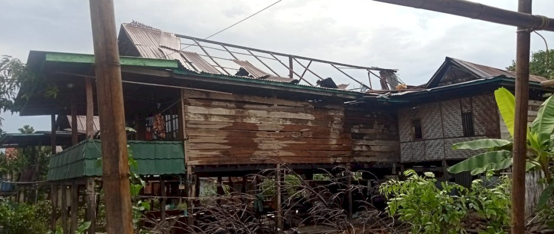 Salah satu rumah yang rusak akibat diterjang angin puting beliung di Kabupaten Bone.