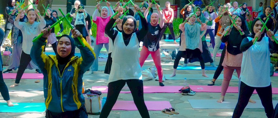 Masyarakat antusias mengikuti olahraga Poundfit di Bugis Waterpark Adventure, yang diselenggarakan oleh komunitas Fitness Embassy Makassar pada Sabtu, 24 Februari 2024. Masyarakat antusias mengikuti olahraga Poundfit di Bugis Waterpark Adventure, yang diselenggarakan oleh komunitas Fitness Embassy Makassar pada Sabtu, 24 Februari 2024.