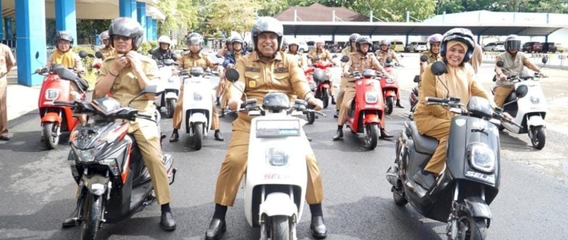 Pemkab Maros Bagikan 23 Sepeda Motor Listrik untuk Lurah