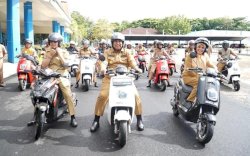Pemkab Maros Bagikan 23 Sepeda Motor Listrik untuk Lurah