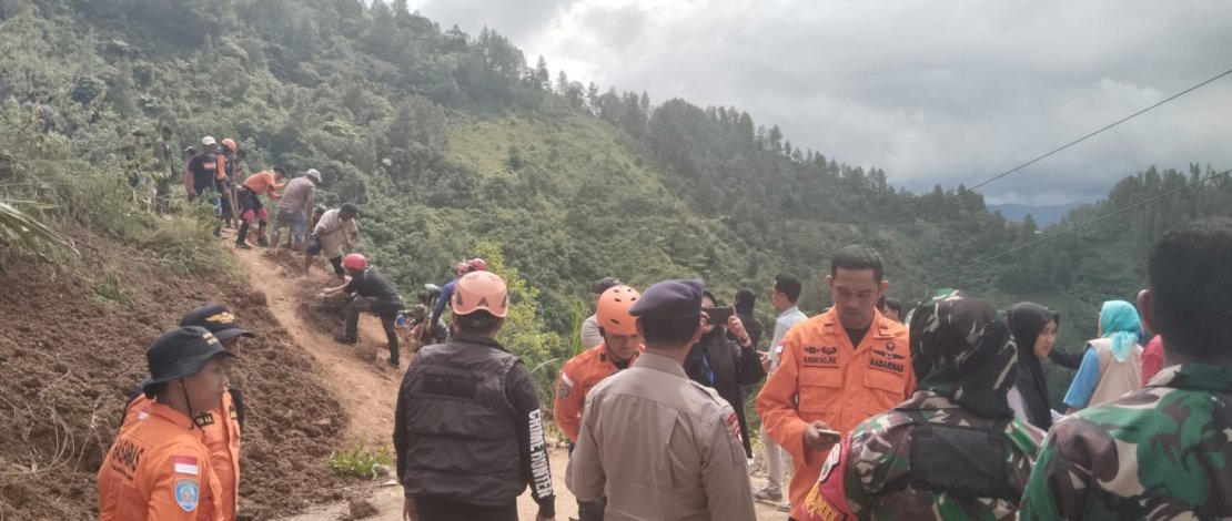 Prose evakuasi korban longsor di Kabupaten Luwu, Senin 26 Februari 2024.