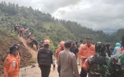 Basarnas Makassar Turunkan Tim Evakuasi ke Lokasi Longsor Bastem