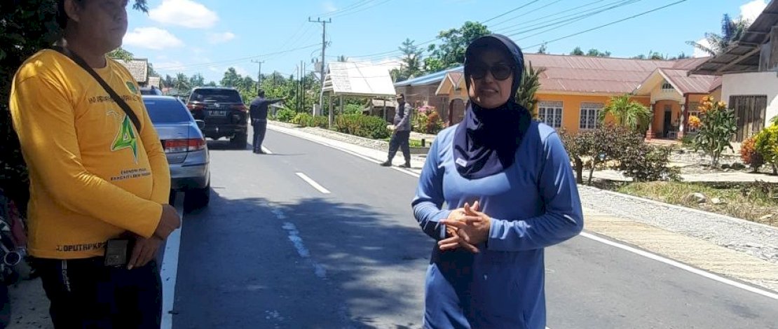 Bupati Luwu Utara, Indah Putri Indriani, saat meninjau ruas jalan Masamba - Kambisa, kemarin, Minggu, 25 Februari 2024.