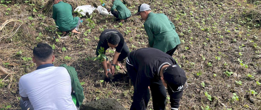 Civitas Akademika Universitas Sawerigading (UNSA) Makassar menggelar penanaman bibit pohon sebagai salah satu program kerja pada kegiatan studi lapang yang berlangsung di Kabupaten Bantaeng. Civitas Akademika Universitas Sawerigading (UNSA) Makassar menggelar penanaman bibit pohon sebagai salah satu program kerja pada kegiatan studi lapang yang berlangsung di Kabupaten Bantaeng.