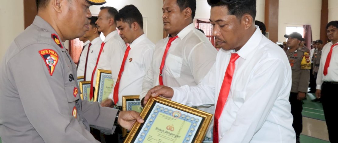 Tercatat 16 aparat kepolisian di Polres Gowa menerima penghargaan dari Kapolres Gowa AKBP R.T.S Simanjuntak, atas dedikasi dan pengabdiannya terhadap masyarakat.