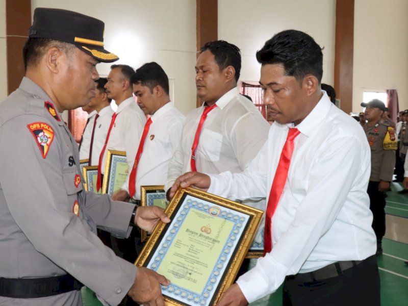 Berdedikasi, 16 Polisi di Gowa Diganjar Penghargaan