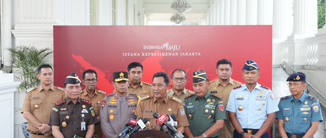 Penjabat Gubernur Sulawesi Selatan, Bahtiar Baharuddin, memberikan keterangan pers usai memaparkan rencana pembangunan Provinsi Sulsel di hadapan Presiden Republik Indonesia Ir. Joko Widodo, dan sejumlah Menteri Kabinet Indonesia Maju, di Istana Negara, Selasa, 27 Februari 2024. 