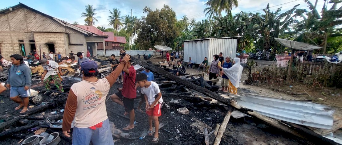 Kebakaran hebat terjadi di Desa Panyili, Kecamatan Palakka, Kabupaten Bone, menghanguskan empat unit rumah, pada pukul 13.40 Wita, Selasa, 27 Februari 2024. Kebakaran hebat terjadi di Desa Panyili, Kecamatan Palakka, Kabupaten Bone, menghanguskan empat unit rumah, pada pukul 13.40 Wita, Selasa, 27 Februari 2024.