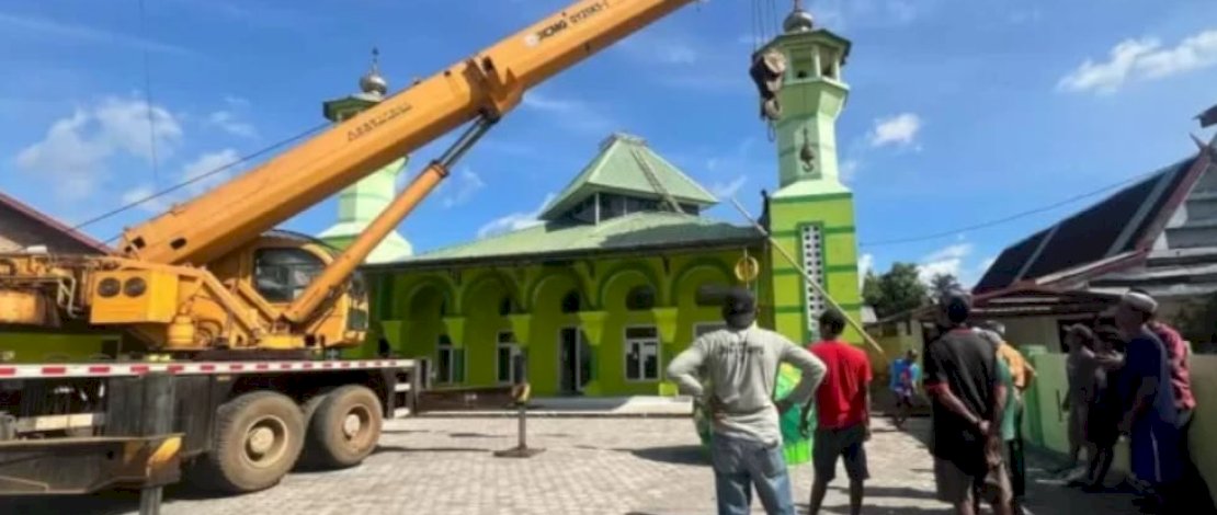 Huadi Group membantu Masjid Jami Rahmat Desa Borong Loe, Kecamatan Pajujukang, untuk pemasangan kubah masjid Jami Rahmat tersebut.