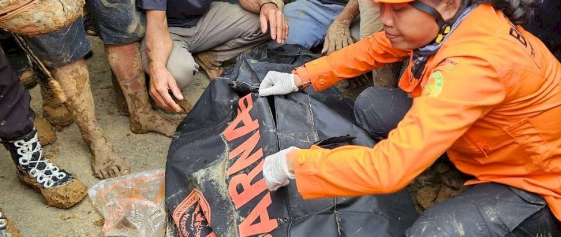 TIM Sar Gabungan saat melakukan proses evakuasi Korban Longsor Bastem ke dalam Kantong Jenazah, Selasa, (27/2/2024). (Foto: Humas SAR Makassar) TIM Sar Gabungan saat melakukan proses evakuasi Korban Longsor Bastem ke dalam Kantong Jenazah, Selasa, (27/2/2024). (Foto: Humas SAR Makassar)