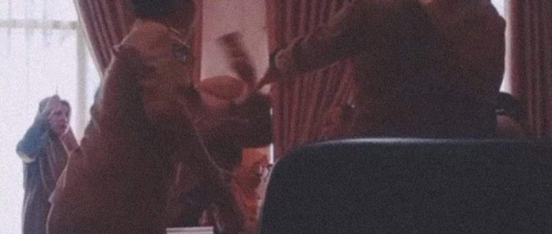 Potongan video dua pejabat saling lempar botol saat rapat. Potongan video dua pejabat saling lempar botol saat rapat.