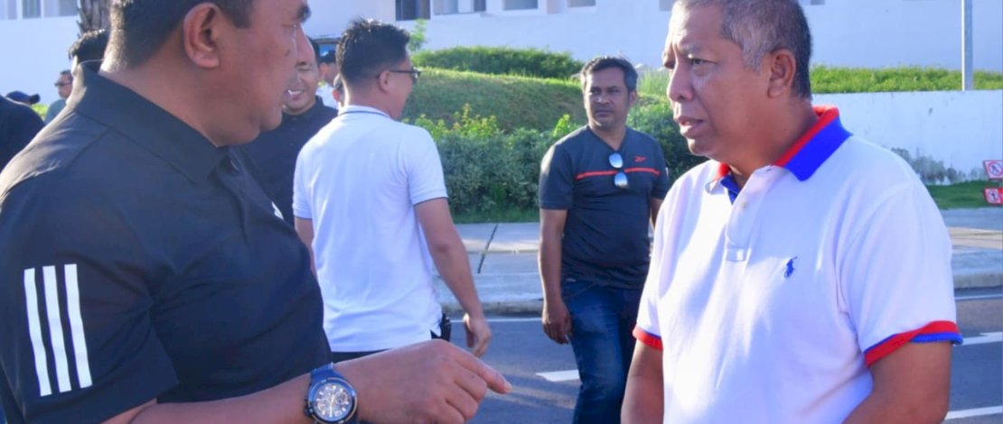 Pj Gubernur Bahtiar sedang berbincang dengan Kadispora Sulsel Suherman. Saat ini, Dispora Sulsel sudah merampungkan administrasi untuk pembangunan stadion.