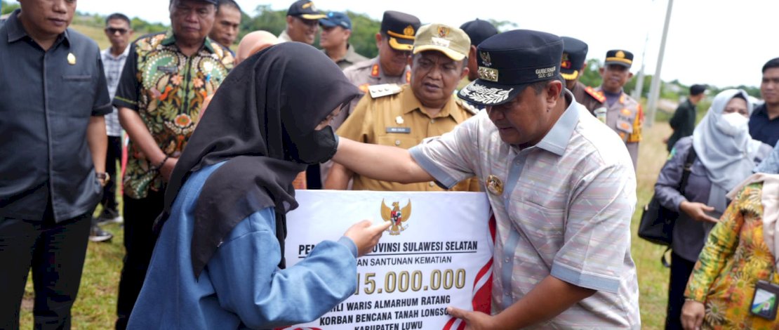 Pj Gubernur Sulsel Bahtiar Baharuddin menyerahkan bantuan kepada ahli waris korban tanah longsor di Bastem Luwu sebesar Rp15 juta.