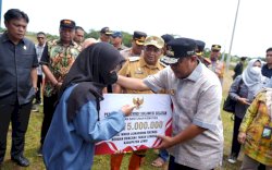 Usai Tanam Sukun, Pj Gubernur Sulsel Serahkan Bantuan Darurat dan Logistik Longsor di Kabupaten Luwu 