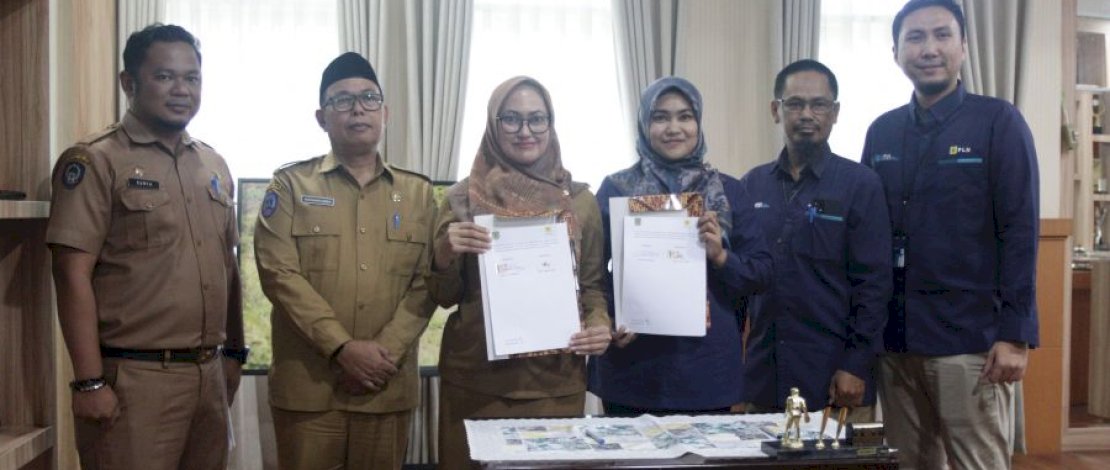 Bupati Luwu Utara, Indah Putri Indriani melakukan penandatanganan MoU atau perjanjian kerjasama dengan PLN Luwu Utara terkait pemungutan dan penyetoran Pajak Penerangan Jalan (PPJ) atas penggunaan tenaga listrik penerangan jalan umum di seluruh wilayah Kabupaten Luwu Utara, baru-baru ini. Bupati Luwu Utara, Indah Putri Indriani melakukan penandatanganan MoU atau perjanjian kerjasama dengan PLN Luwu Utara terkait pemungutan dan penyetoran Pajak Penerangan Jalan (PPJ) atas penggunaan tenaga listrik penerangan jalan umum di seluruh wilayah Kabupaten Luwu Utara, baru-baru ini.