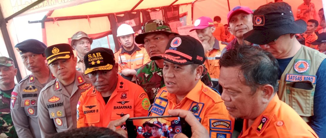 Kepala Pelaksana BPBD Sulsel, Amson Padolo, memberikan keterangan pers terkait longsor di Bastem, Luwu.