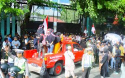 Massa Aliansi FRS  Lakukan Aksi Long March Tuntut Transparansi  Pemilu 2024 