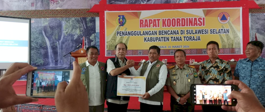 Pemerintah pusat menyerahkan sejumlah bantuan penanggulangan bencana untuk Provinsi Sulsel. Diantaranya, dukungan operasional Siaga Darurat Bencana Hidrometeorologi Dana Siap Pakai senilai Rp250 juta dari Badan Nasional Penanggulangan Bencana (BNPB). Pemerintah pusat menyerahkan sejumlah bantuan penanggulangan bencana untuk Provinsi Sulsel. Diantaranya, dukungan operasional Siaga Darurat Bencana Hidrometeorologi Dana Siap Pakai senilai Rp250 juta dari Badan Nasional Penanggulangan Bencana (BNPB).