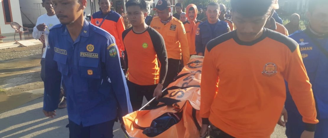 Tim SAR Gabungan yang dikomandoi Unit Siaga Basarnas Palopo mengevakuasi korban meninggal dunia di perairan Ponrang Selatan, Sabtu, 2 Maret 2024.