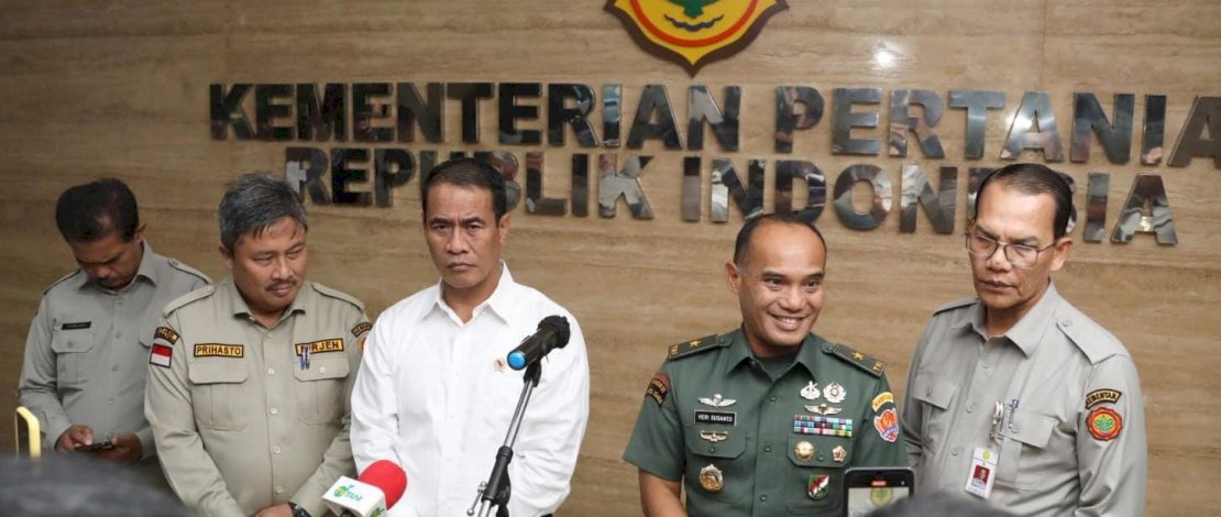 Mentan Amran Sulaiman usai Penandatangan Nota Kesepahaman dan Kerjasama Kementan dengan TNI dalam Optimasi Lahan Rawa di Auditorium Kementan, Senin, 4 Maret 2024.