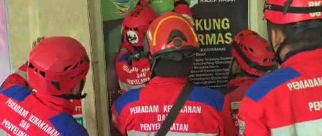 Petugas Damkar Makassar saat melakukan evakuasi pegawai puskesmas yang terjebak dalam lift. Petugas Damkar Makassar saat melakukan evakuasi pegawai puskesmas yang terjebak dalam lift.