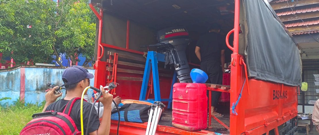 Basarnas melakukan pencarian nelayan yang dilaporkan terjatuh dari kapal di Kabupaten Luwu.