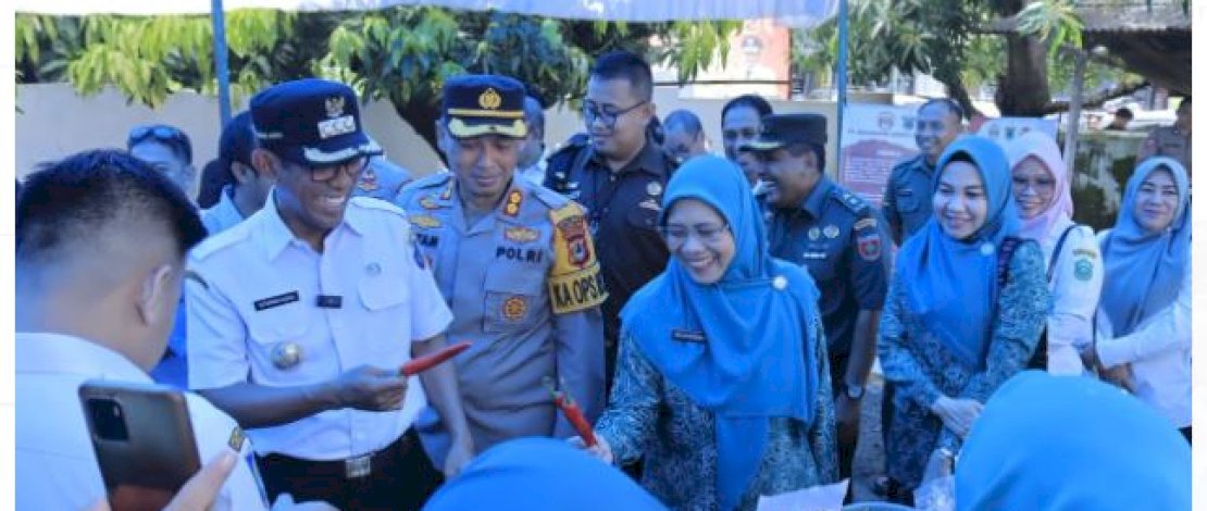 Pj. Bupati Takalar - Pj. Ketua TP. PKK Hadiri Gerakan Pasar Murah di Galesong