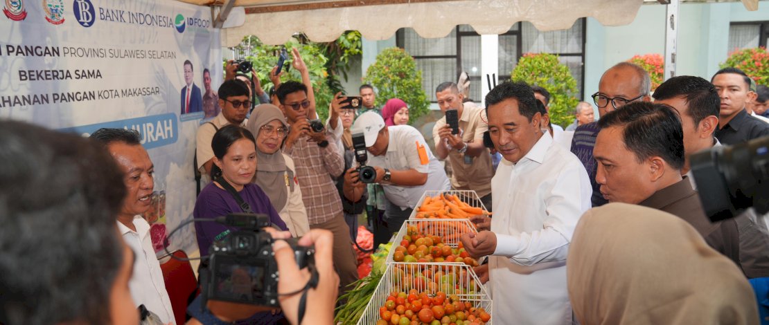 Pj Gubernur Sulsel Bahtiar Baharuddin pada pelaksanaan Gerakan Pangan Murah di Kota Makassar, Rabu, 6 Maret 2024. Kegiatan ini dilaksanakan serentak di 24 kabupaten kota se Sulsel. Pj Gubernur Sulsel Bahtiar Baharuddin pada pelaksanaan Gerakan Pangan Murah di Kota Makassar, Rabu, 6 Maret 2024. Kegiatan ini dilaksanakan serentak di 24 kabupaten kota se Sulsel.