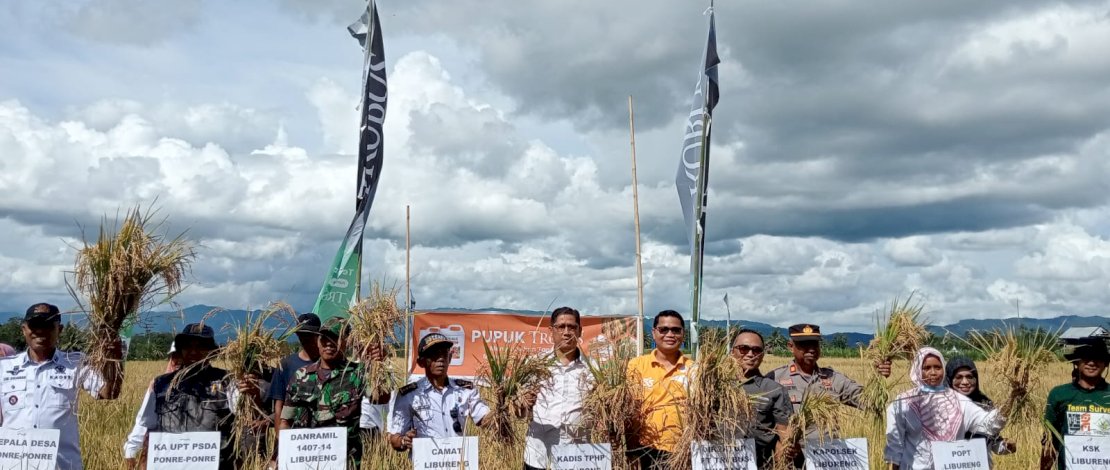 - Petani di Kampung Menteri Pertanian (Mentan) RI, Andi Amran Sulaiman, Kabupaten Bone, tersenyum lebar setelah panen perdana padi program Gernas Tahun 2023, Rabu, 6 Maret 2024. - Petani di Kampung Menteri Pertanian (Mentan) RI, Andi Amran Sulaiman, Kabupaten Bone, tersenyum lebar setelah panen perdana padi program Gernas Tahun 2023, Rabu, 6 Maret 2024.