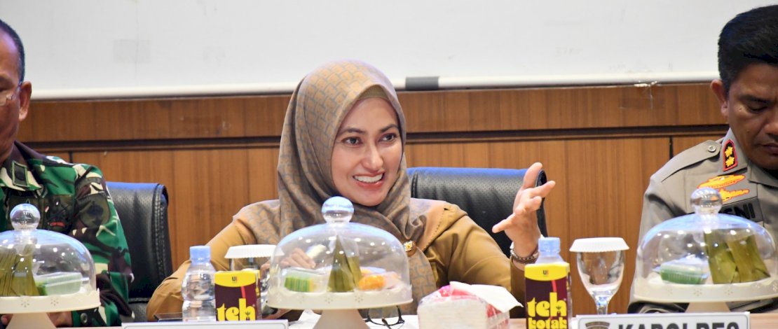 Bupati Luwu Utara, Indah Putri Indriani, saat memimpin rapat High Level Meeting (HLM) Tim Pengendalian Inflasi Daerah, Selasa, 5 Maret 2024. Bupati Luwu Utara, Indah Putri Indriani, saat memimpin rapat High Level Meeting (HLM) Tim Pengendalian Inflasi Daerah, Selasa, 5 Maret 2024.